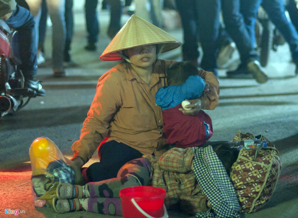 Người ăn xin vây kín đền Trần đêm khai ấn